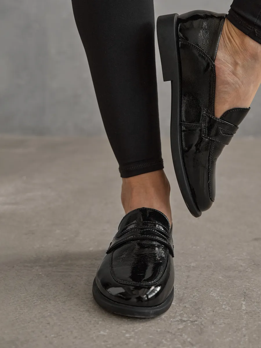 Туфли на низком каблуке кожаные весенние лоферы CV091-010B